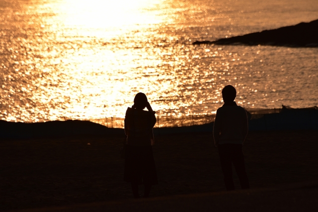 夕陽とカップル