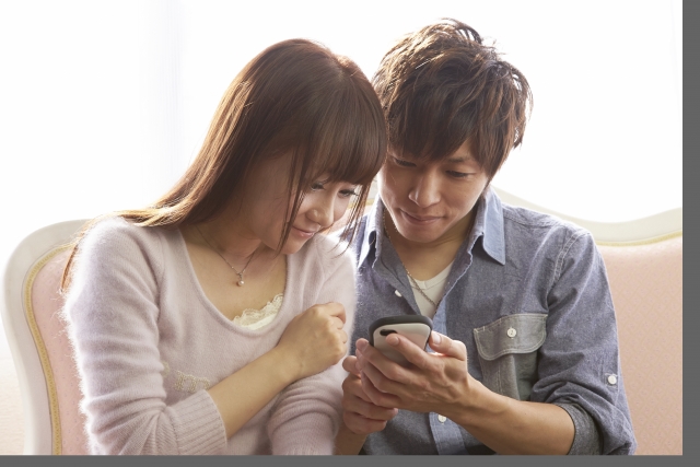 寄り添う男女二人
