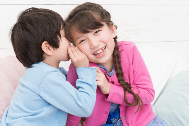 ささやき合う子供カップル