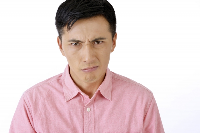 怒れる男性