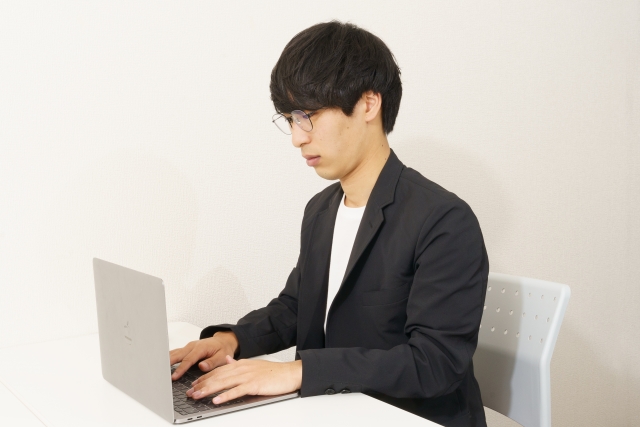 黙々と働く男性