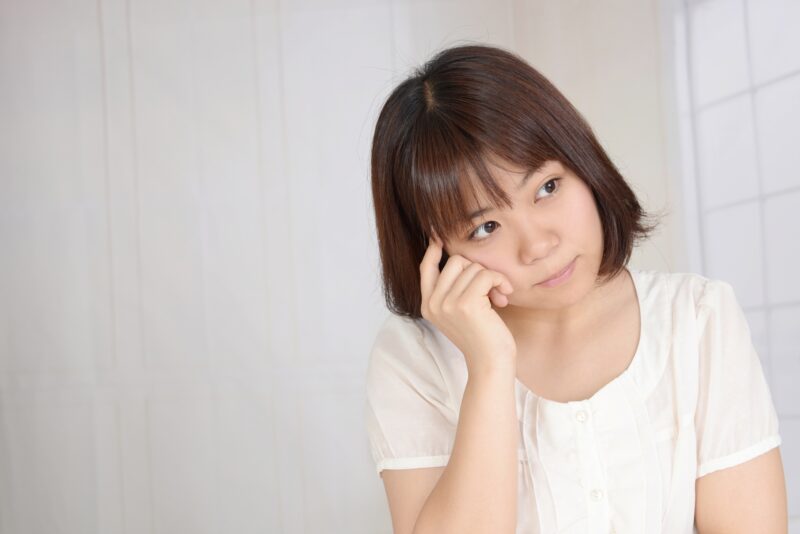 考える女性